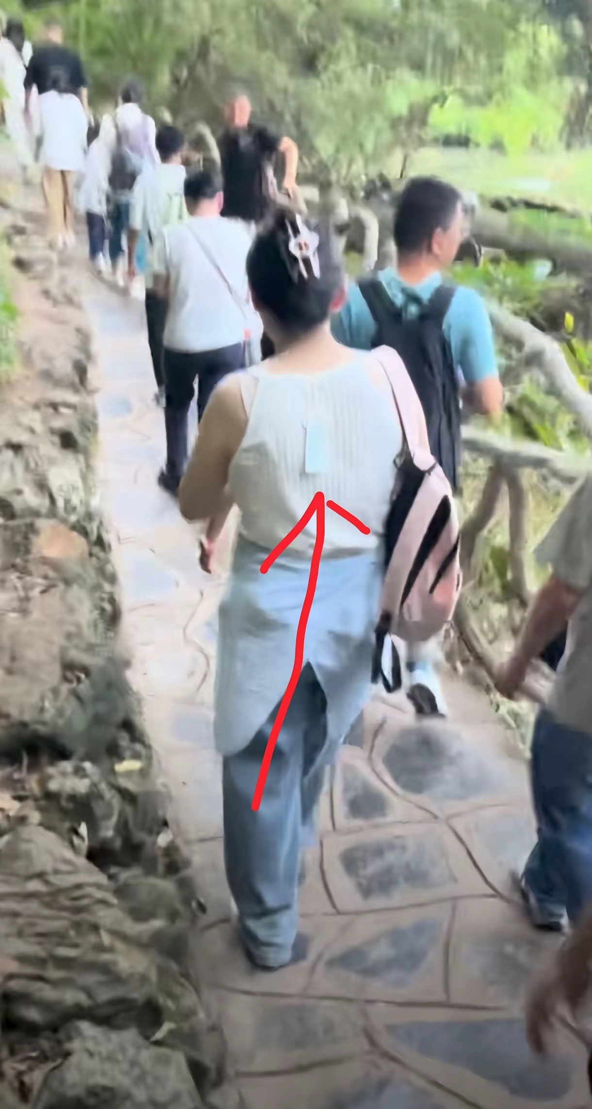 国庆7天服装小吊牌 难不倒白嫖小仙女，她们不在乎。就要巨型吊牌和防拆带才行 ​​