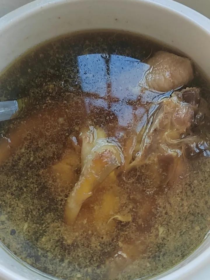 冬天可太适合喝汤补身子了！就说我老家散养了半年的鸡，炖出来的汤那叫一个绝。鸡肉紧