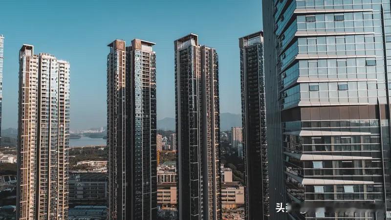 深圳楼市在2025年，那些持币待购的购房者再度成为赢家。
2025年，深圳楼市房