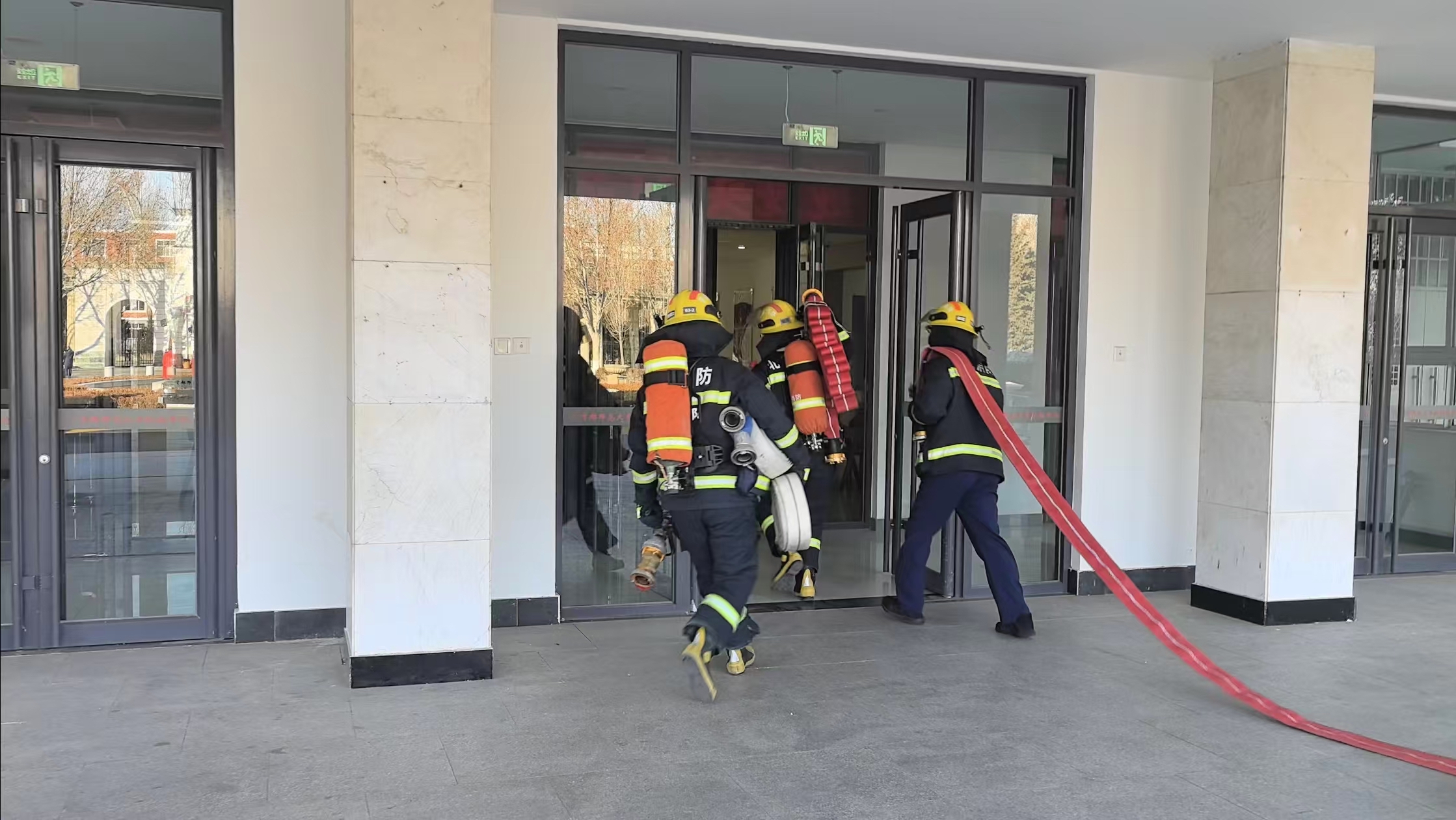 大兴区消防救援支队开展高校高层建筑实战演练
