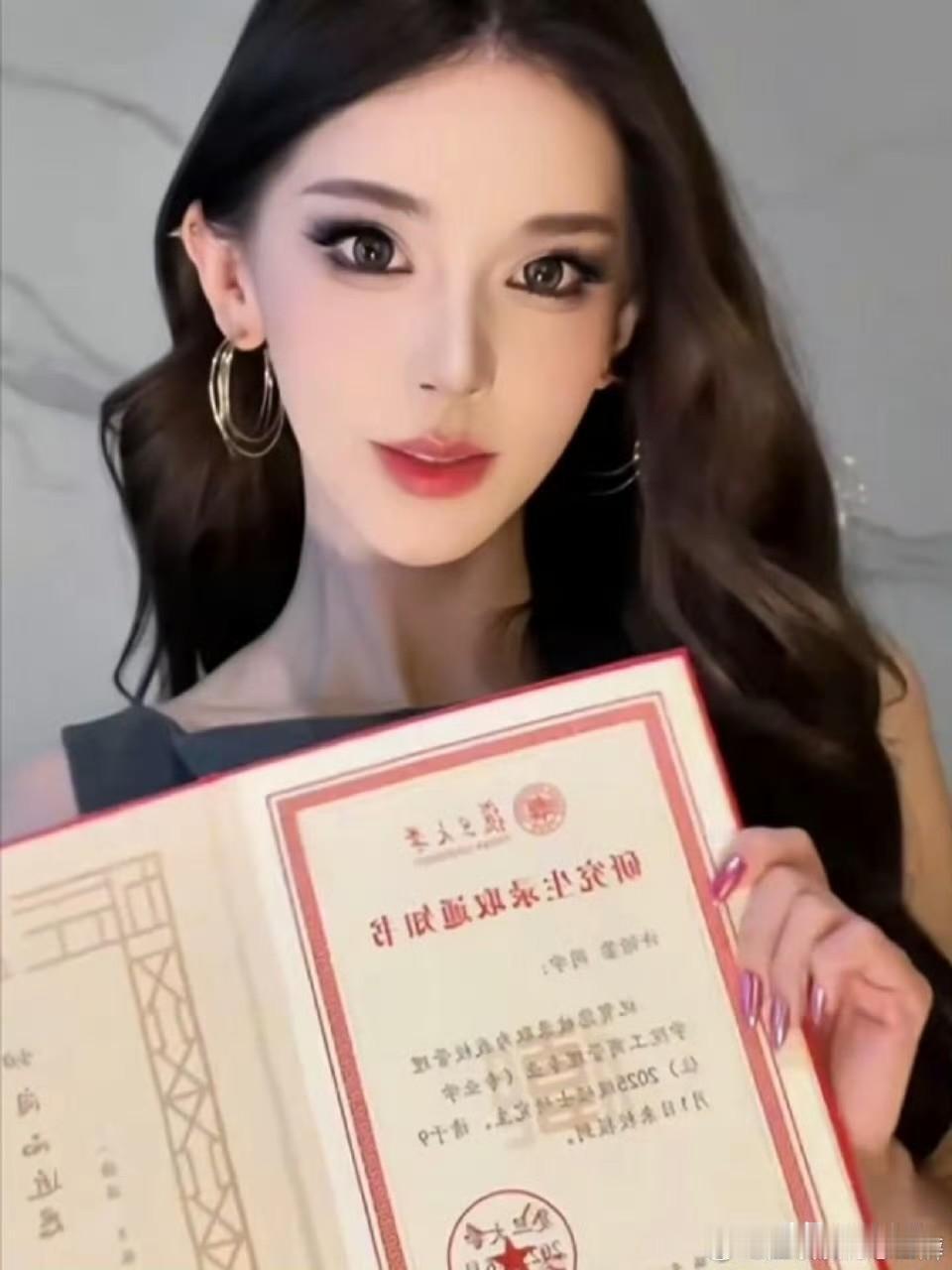 #MCN双量进阶计划#网红“迅猛龙特蕾莎”考上复旦大学MBA，这事儿周少觉得还挺