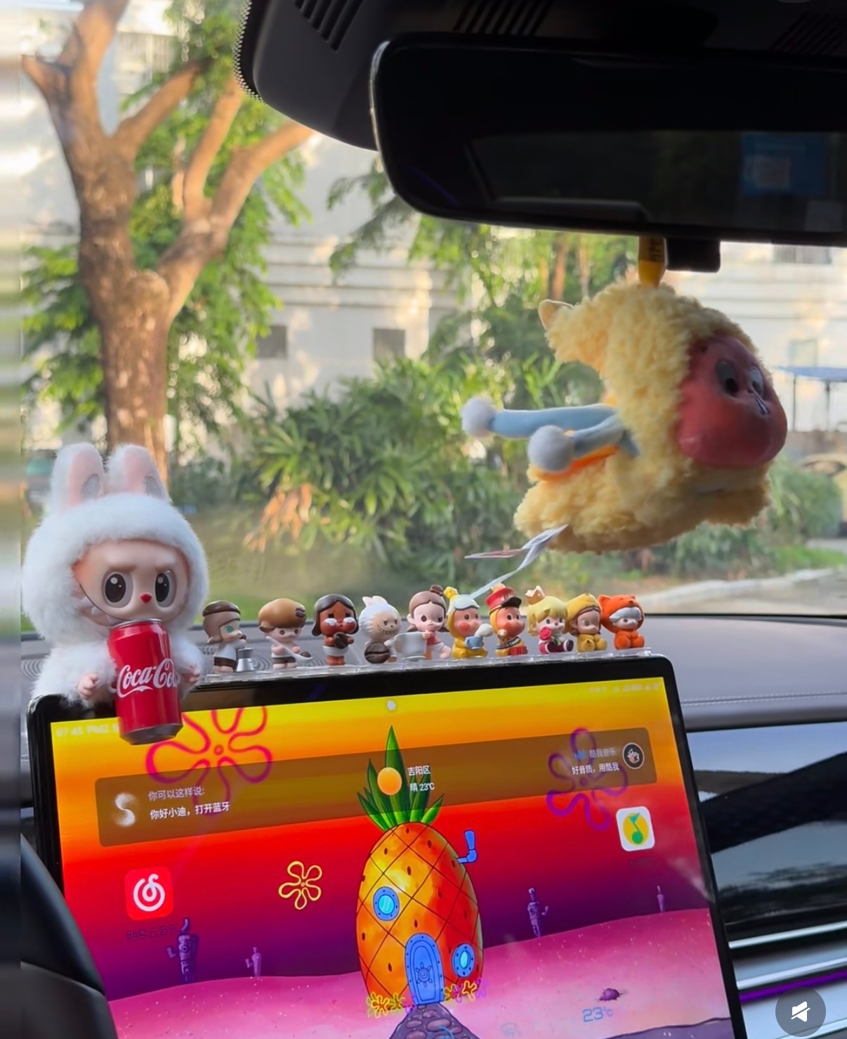 不要在车里放小玩偶了现在年轻人都喜欢各种装饰自己车，不过需要注意的是一定安全一些