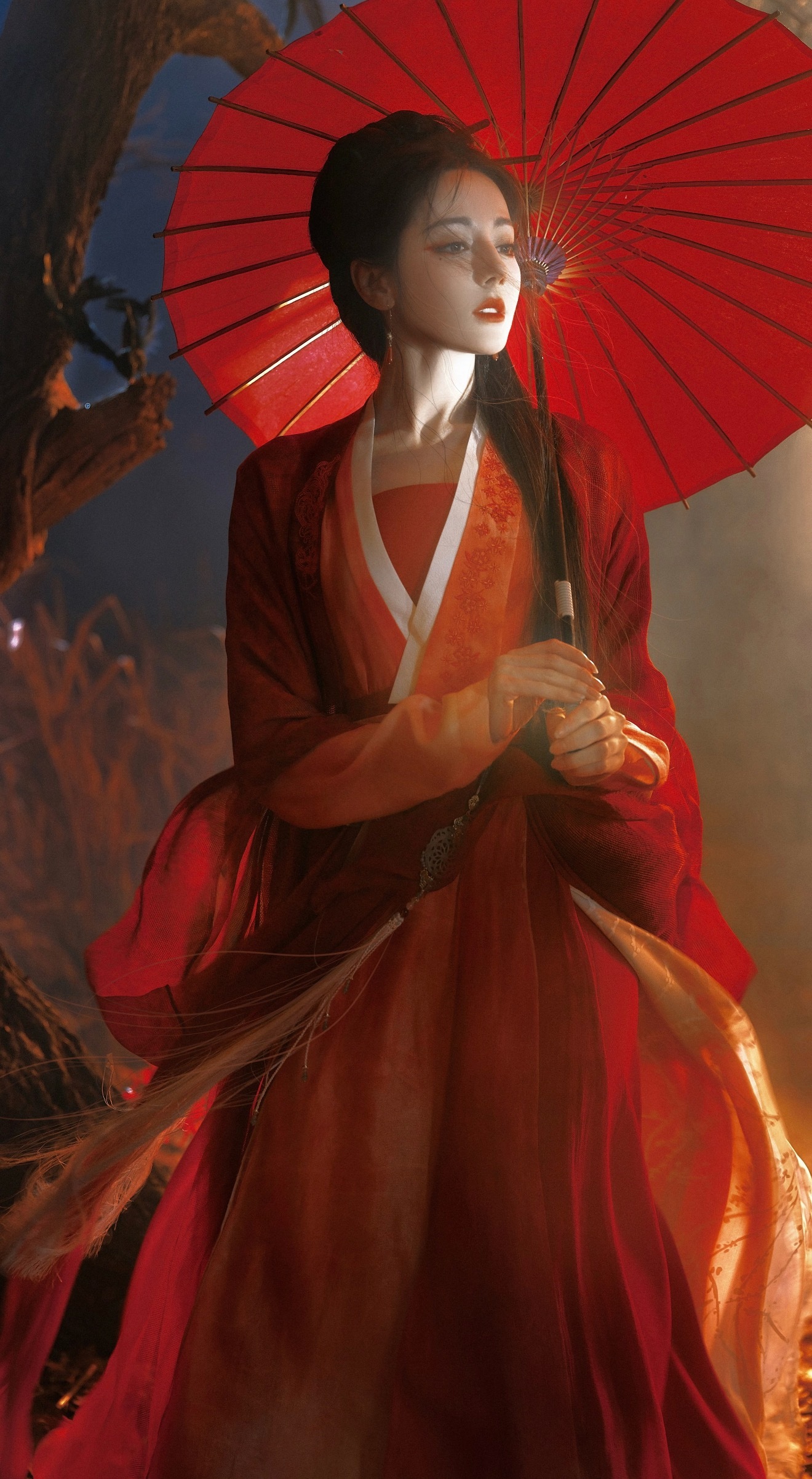 白日提灯播放指数超逐玉不比较哈，但是《白日提灯》热度很高是事实，国内开播1小时腾