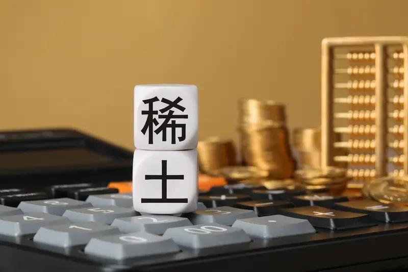 中国的底牌，无非是当下被热议但作用较为短暂的稀土。而美国的底牌则比我们强大得多。