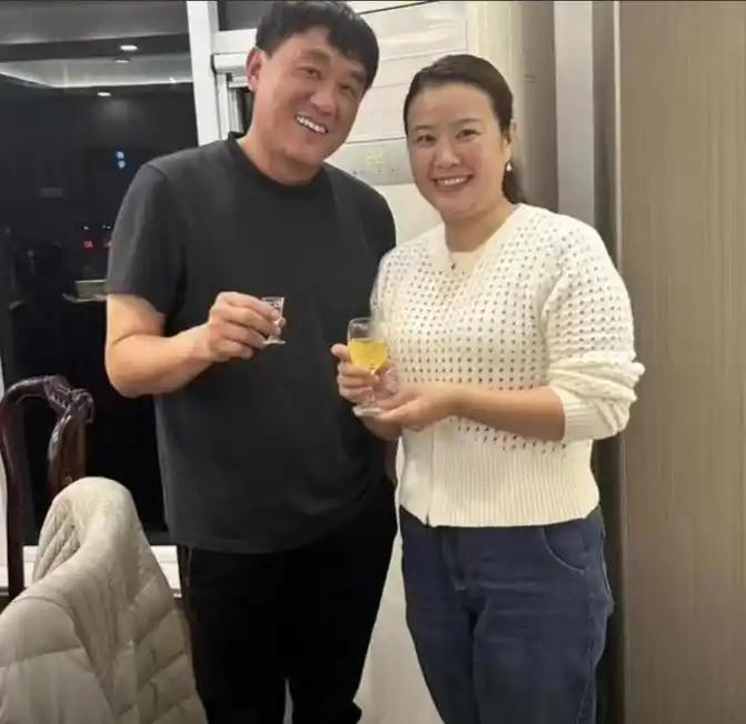 1997年，还在跑龙套的何冰遇到多年未见的女同学李海洋。对方开门见山：“我都29