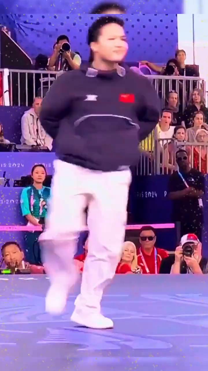 巴黎奥运会霹雳舞刘清漪VS乌克兰选手。
霹雳舞赛场双星争锋，难分高下，谁更技高一