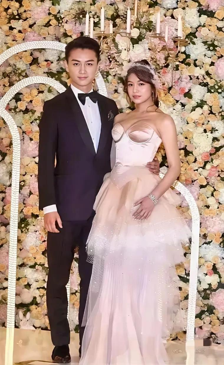陈妍希的衣品真的一直都很差，就连曾经和陈晓婚礼上的婚纱都是最丑的
审美真的很一般