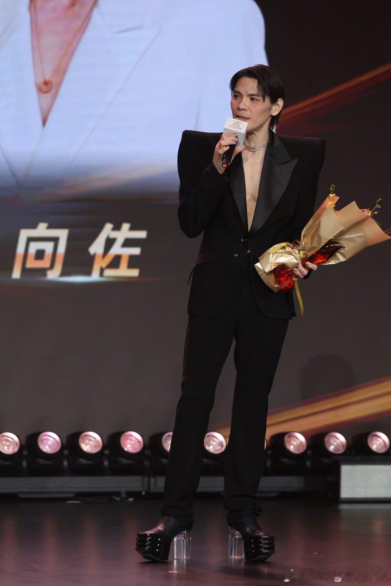 向佐发文回应最近舆论向佐为盛一伦澄清 很多明星遇上热搜只会避嫌自保，向佐反倒主动