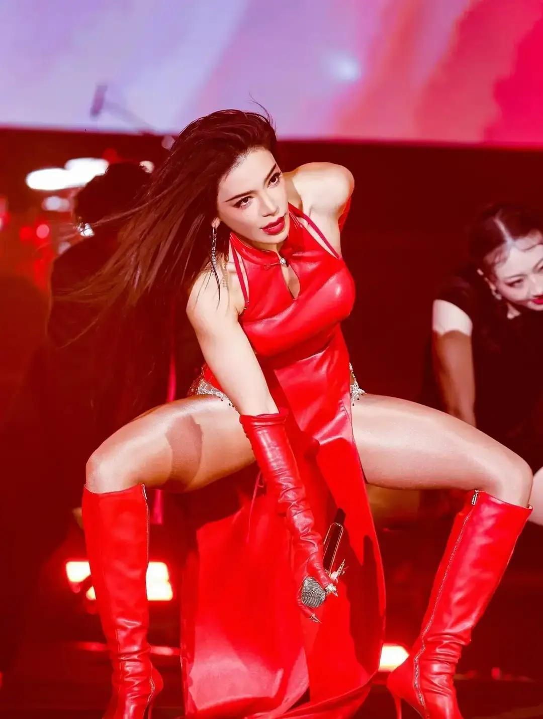 明星演唱会的衣服是越开越高了。数据也证实了这点，今年舞台服装高开衩设计的使用率，