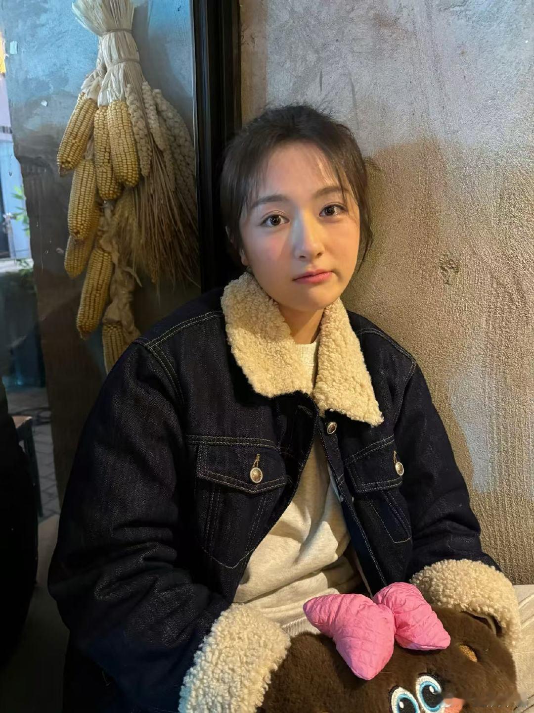 李兰迪变美后一人打两份工 李兰迪新剧来袭，苏橙橙在《滤镜》中变身打工人，那我还是