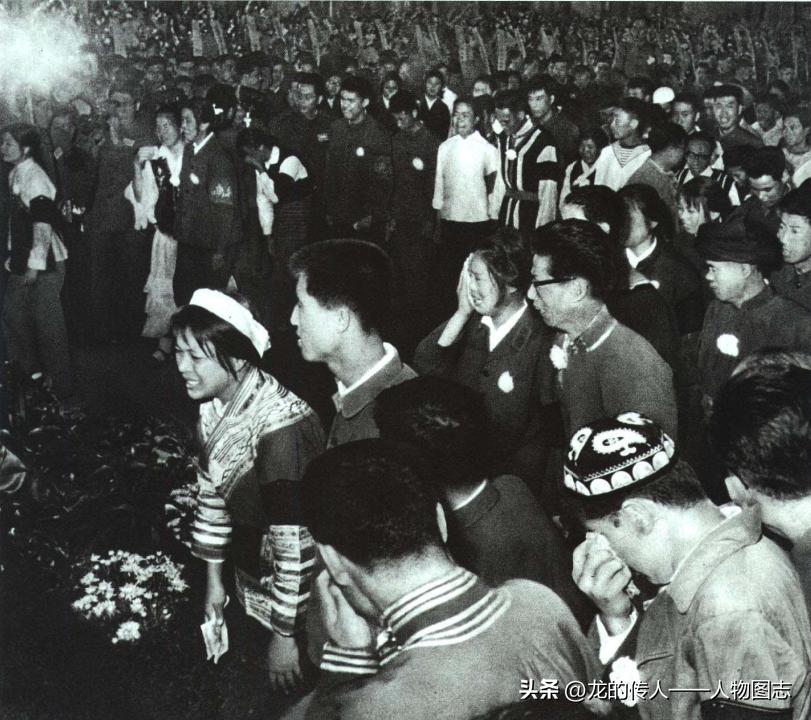 1976年9月少数民族的代表怀着极其沉痛的心情，深切哀悼最敬爱的伟大领袖和导师毛