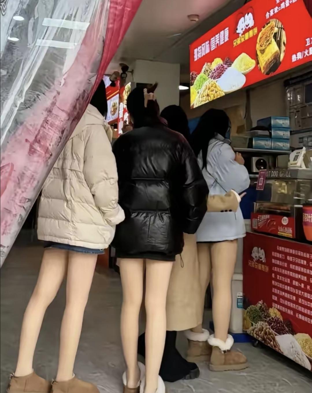 今早我去买煎饼，看见三个大学生模样的姑娘。她们都穿着长款羽绒服，拉链拉到下巴，下