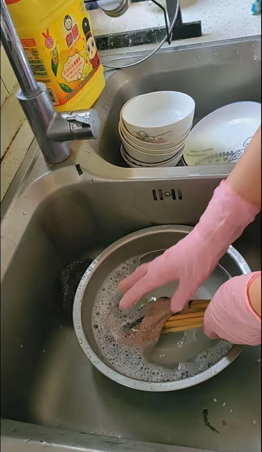 跟公婆合住后我发现，婆婆洗碗从不用洗洁精，再油的盘也就热水冲两下、抹布一抹，那瓶