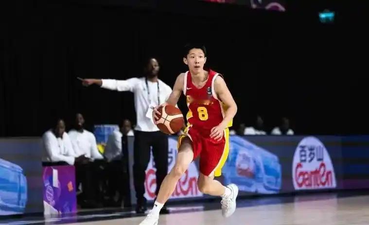 没走传统体校青训，就在清华附中老老实实念书打球，结果16岁打出了名堂，直接被美国