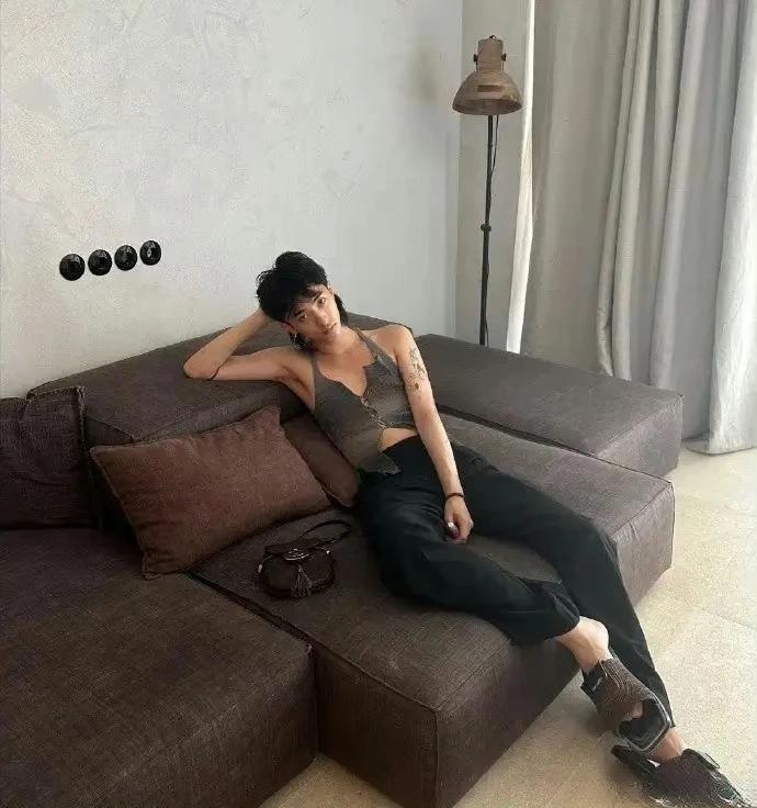 伊能静的儿子哈利为啥喜欢穿这种衣服？

伊能静儿子哈利本来是个挺帅的小伙，想不明