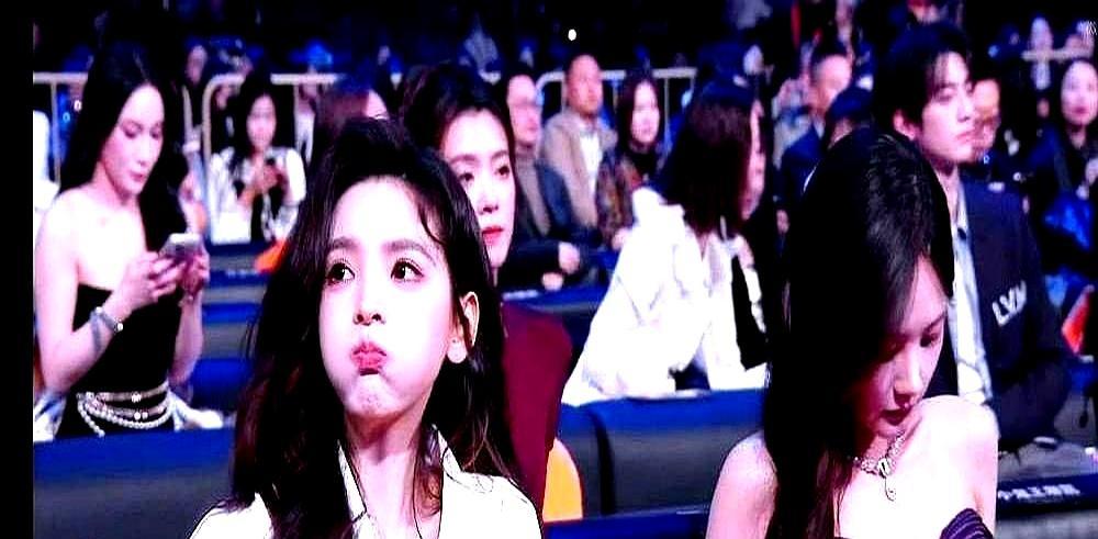 她当众扒光了那只玩偶的衣服。
 
镜头扫到时，李一桐正揪着淘小宝的公仔服往下扯，