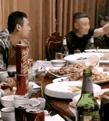 这不是朋友，开玩笑下手太狠了，远离他。
虽然这个男子坐在过生日黑衣男子旁边，但是