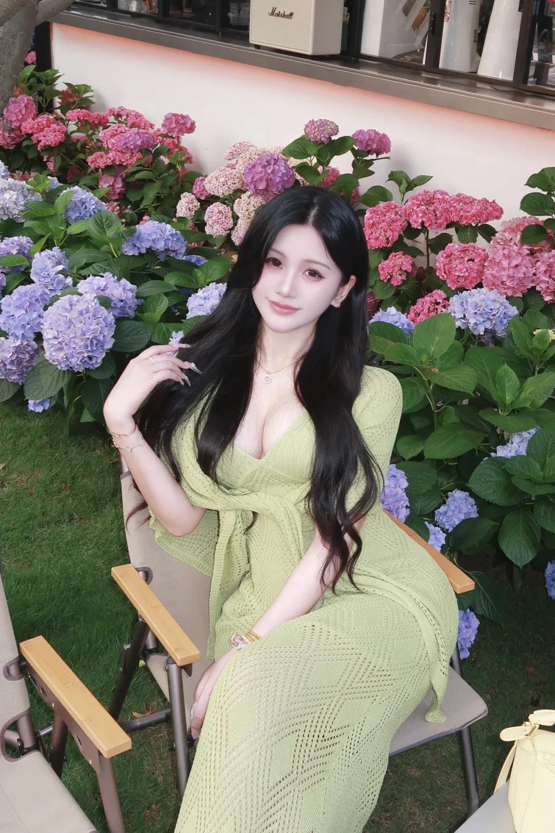 晒图笔记大赛牡丹花海中的美丽少女，与自己亲密接触的美好时光。