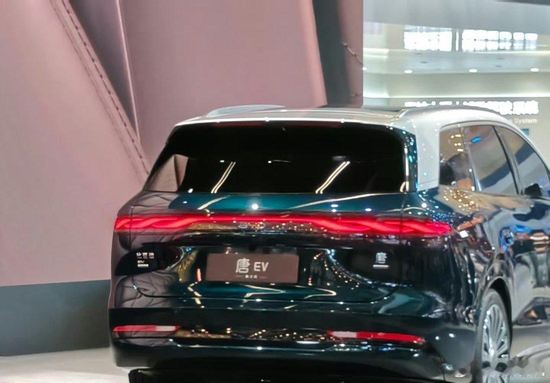 本届车展最具革新意义的家用SUV，绝对是全新第三代唐！它跳出行业盲目堆座位的内卷