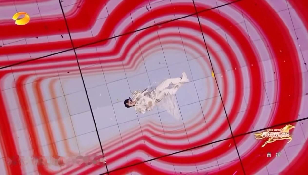 周深忘词  周深你再唱一遍！？不用什么滚烫？？？周深湖南小年夜春晚忘词，我还以为