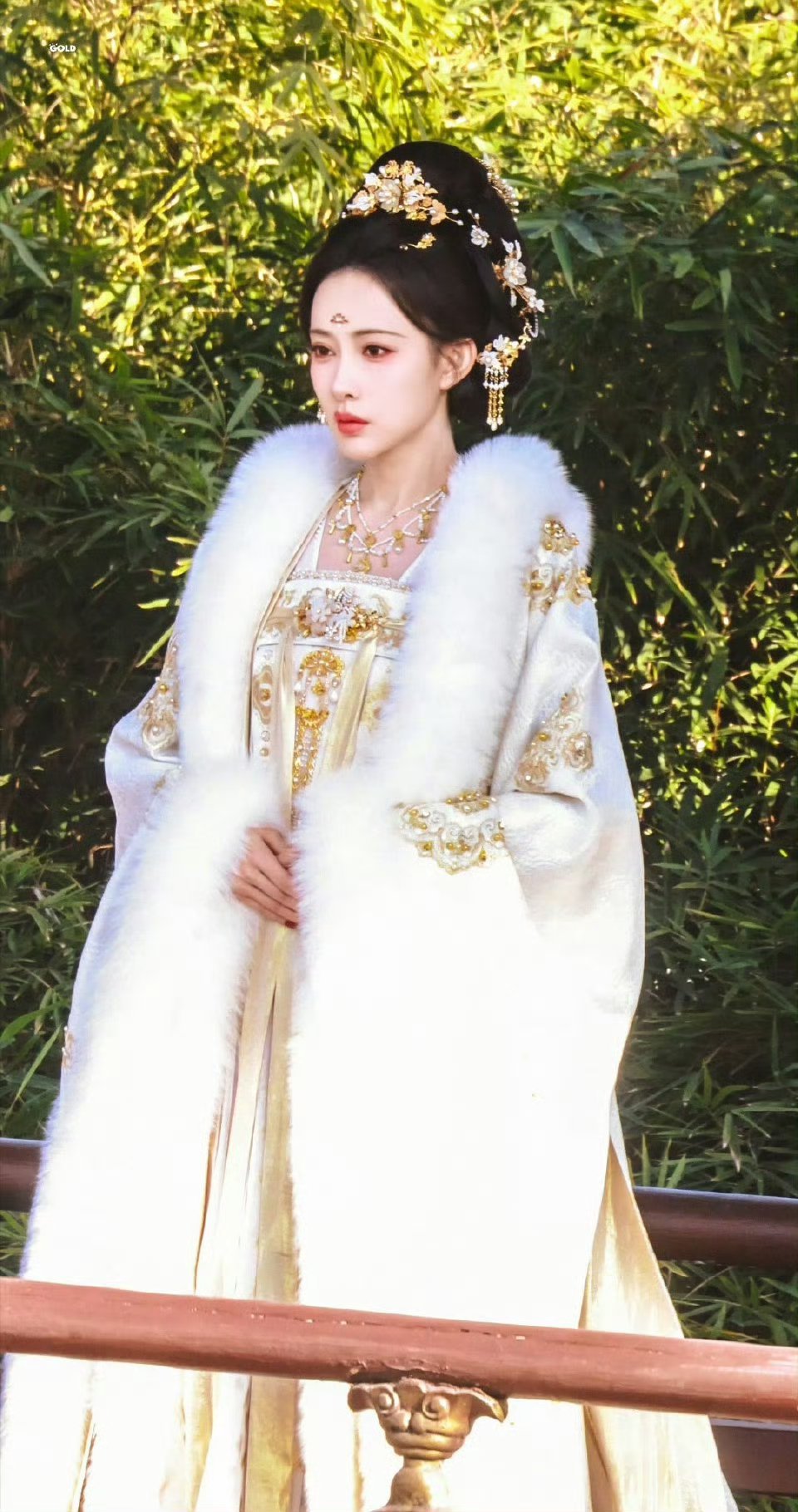 孟子义《尚公主》暮晚摇又有新造型啦白金大氅路透，真雍容华贵！ 解锁盲盒加一 