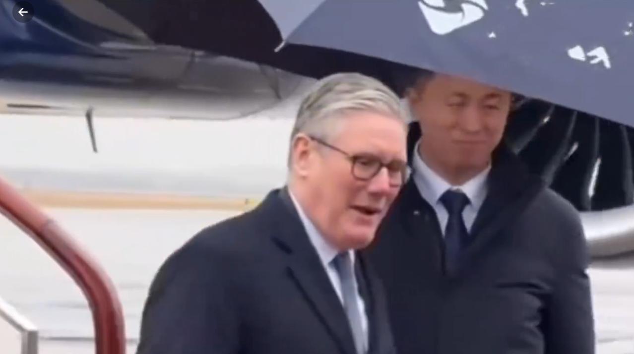 1月30日英国首相抵达上海，接机人员单手为斯塔默撑雨伞，手腕太有力量了吧！由于上