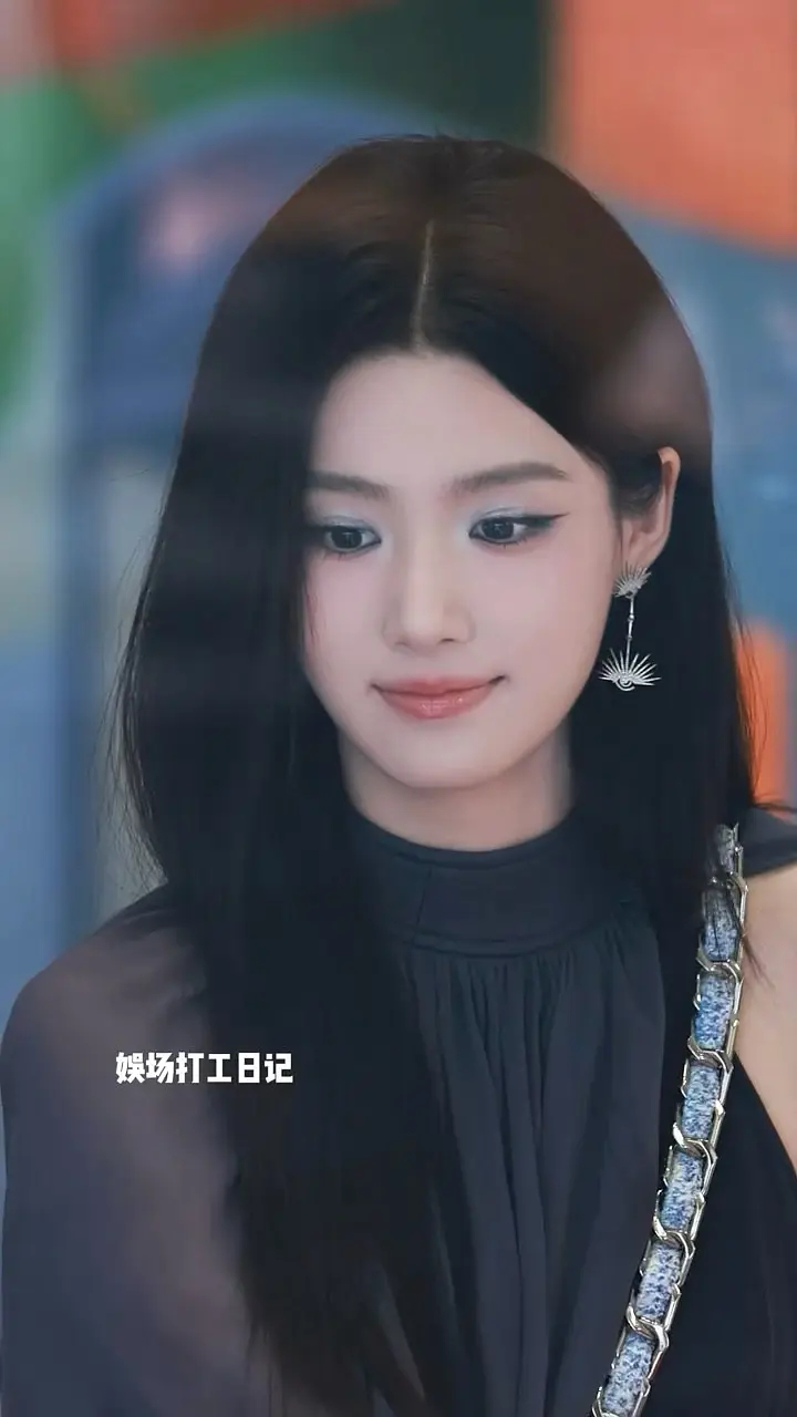 卢昱晓这个蓝色眼影妆造大家觉得怎么样 