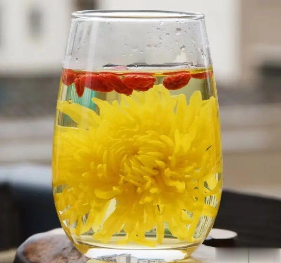 夏至养生4个攻略，助你轻松过一“夏”！1、调节睡眠与休息在炎热的夜晚，可以选择凉