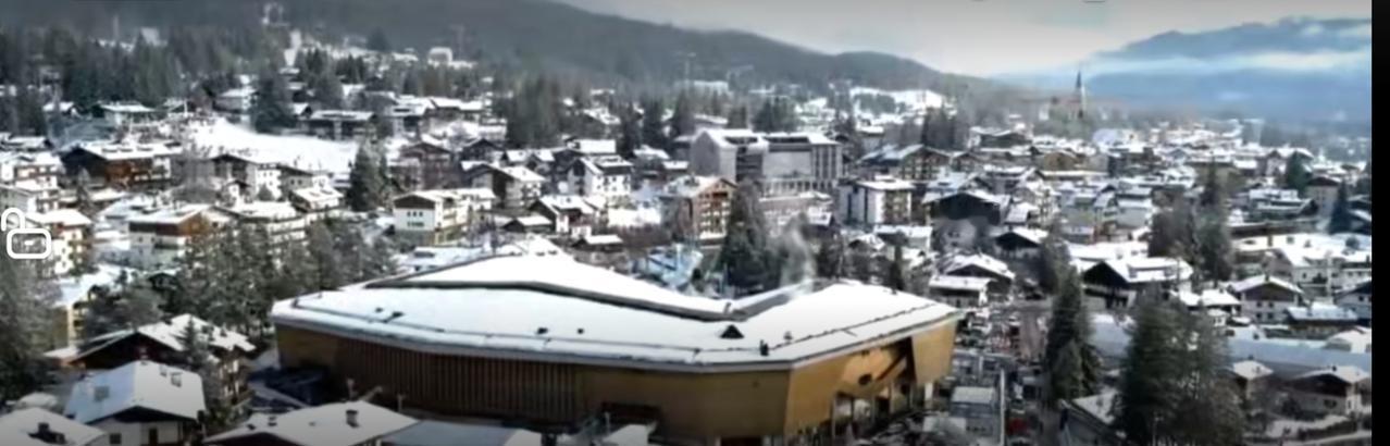 米兰冬奥会第八个比赛日，冰雪赛场激战正酣。冰壶馆内，中国女队与意大利队激烈角逐，