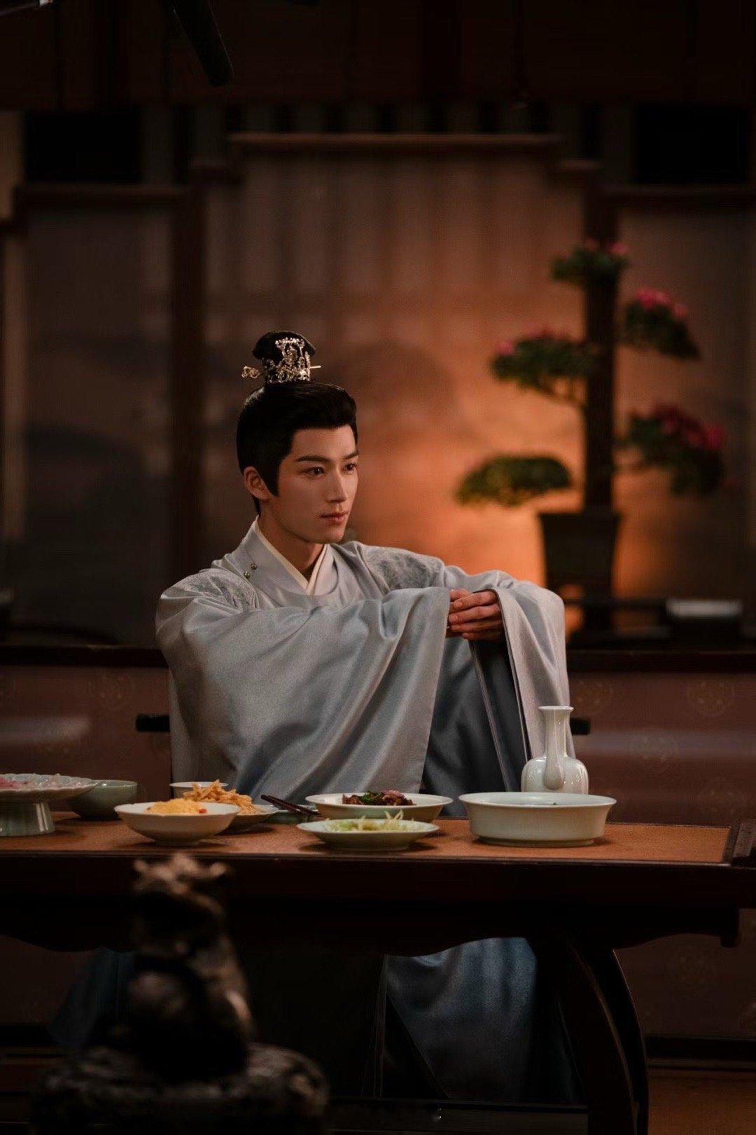 王星越爹系少年感 王星越把爹系少年感演活了！萧怀瑾护李佩仪那股劲儿，剧外照顾人也