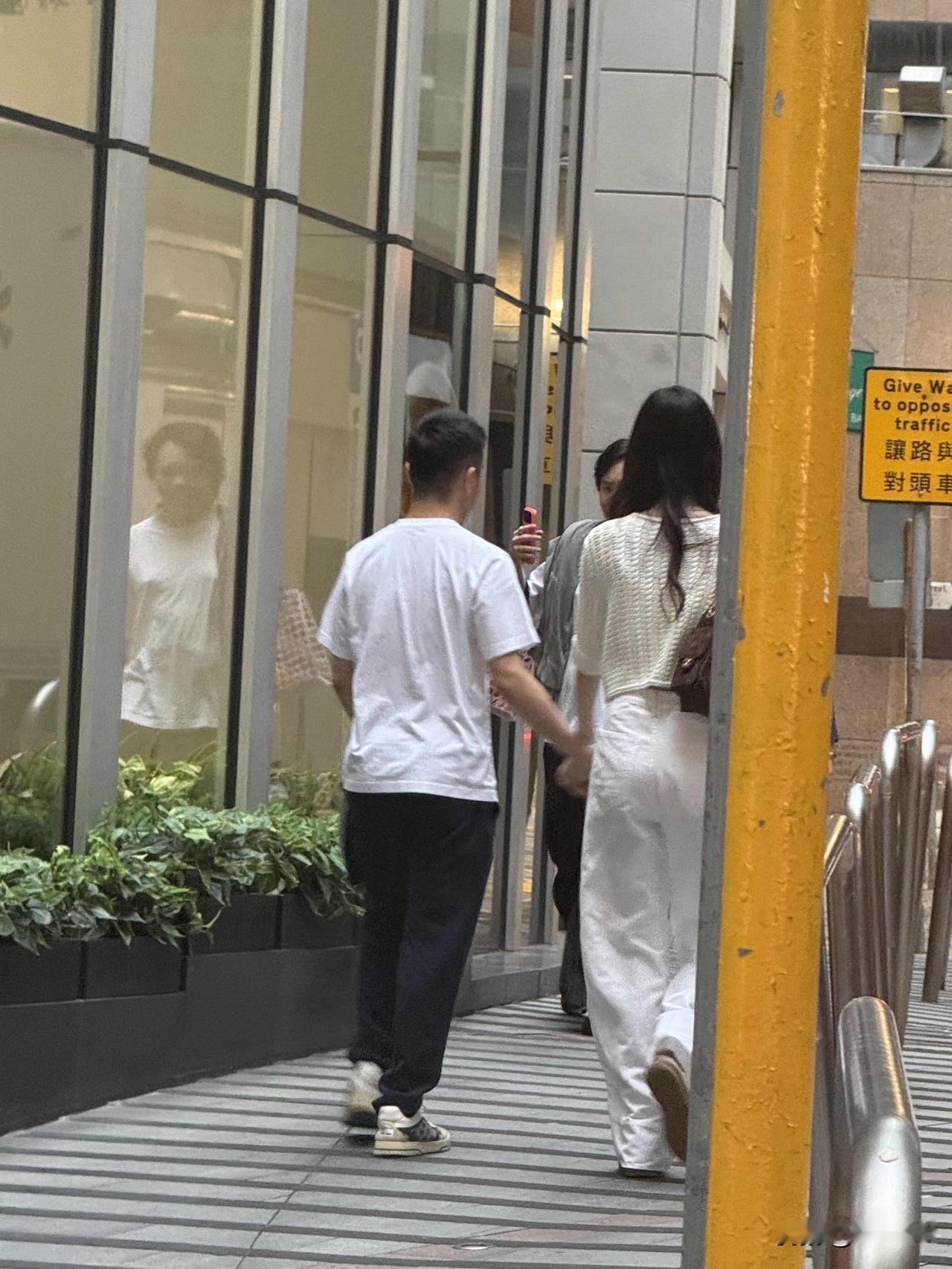 何猷君奚梦瑶夫妻俩手牵手出门过七夕节！