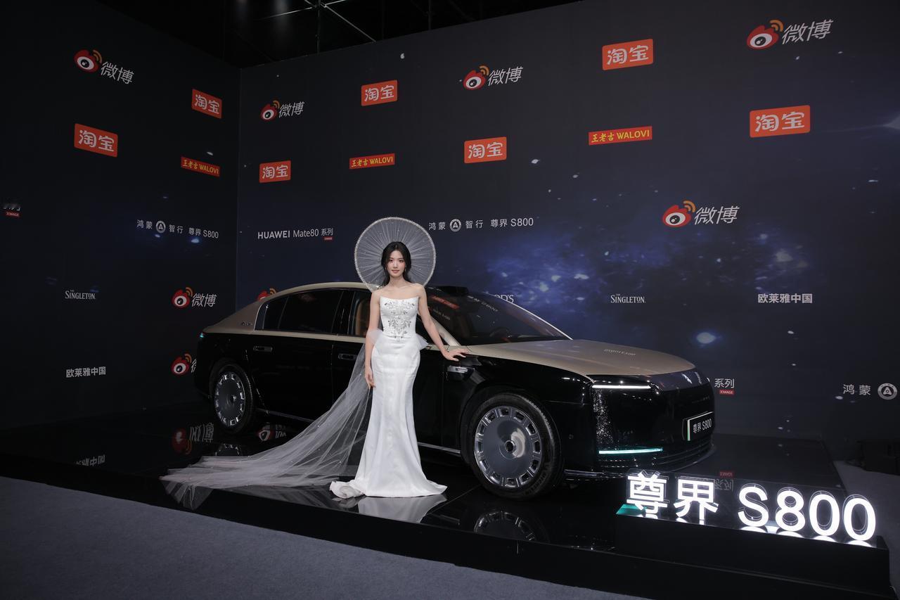 当红毯上的摄影镜头不约而同地对准明星与尊界S800的同框画面时，一个关于当代豪华