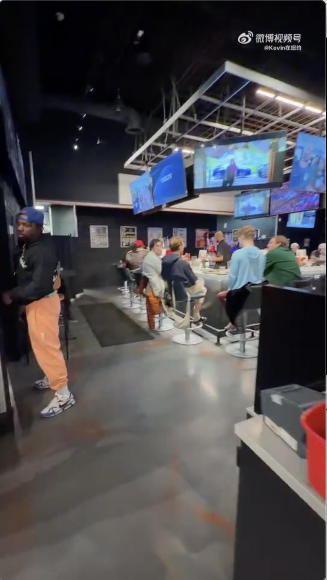 微博博主 Kevin在纽约：美军在前线打仗，美国人最关心的还是经济、天气和体育新