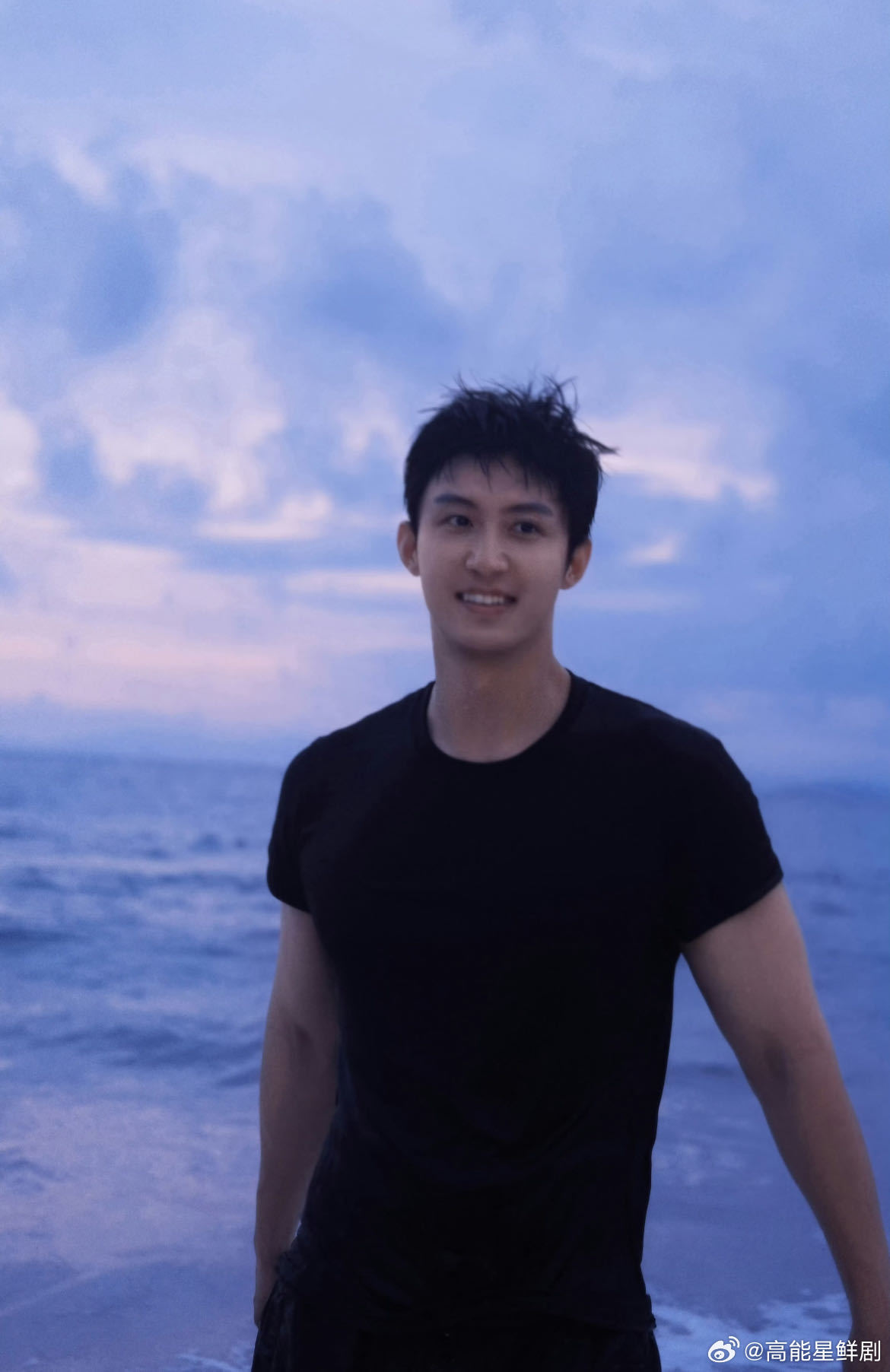 黄景瑜冲浪好诱人的肌肉线条谁懂啊！黄景瑜踏浪冲浪的路透太绝，宽肩长腿配上紧实身材