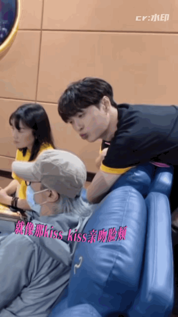 看《功夫女足》的路演和宣传活动
感觉张艺兴有点“过”了
表达对周星驰的尊重和爱慕