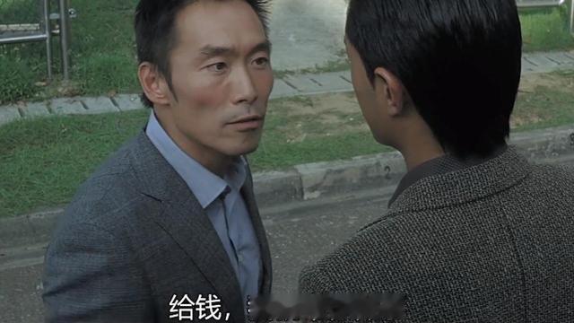 在电影《黑社会2》中，加钱哥和飞机赚钱的差距为什么这么大？
加钱哥虽然最终送掉了