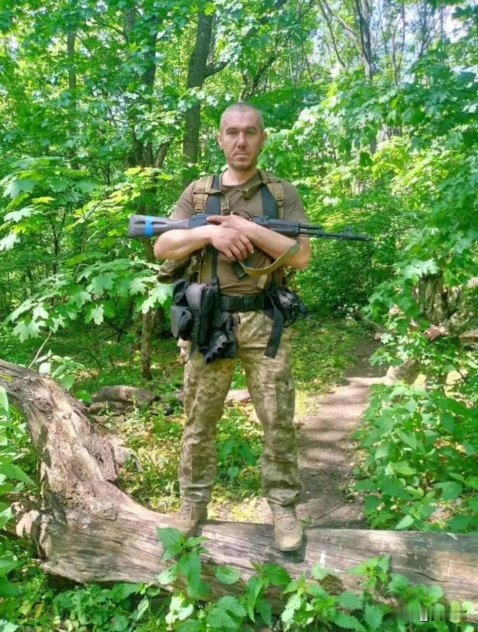 【失去四肢的老兵成功站上滑雪板】41岁的乌克兰老兵尼古拉·肖特，2024年在巴赫