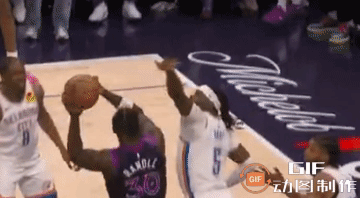 演都不演了！今天NBA森林狼主场对阵雷霆的比赛中，裁判早早掌控比赛，上演了一幕荒