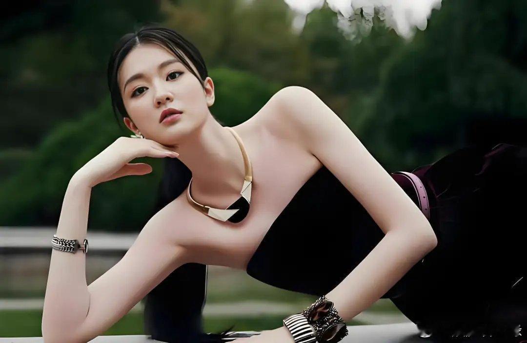 31岁的乔欣，美国加州的阳光下，穿着蓝色长裙，头发随意挽起，身旁的赖柏霖罕见入镜