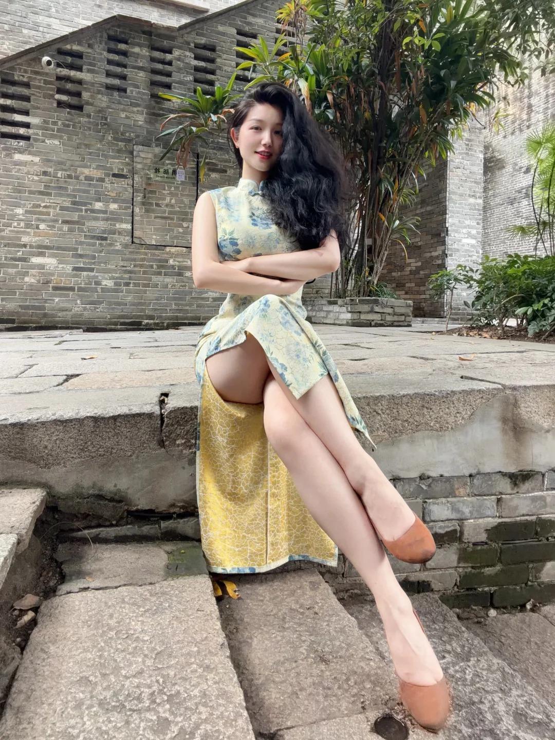 旗袍从不是遮遮掩掩的服饰，线条平庸、藏住身段的款式，我向来不愿上身。好旗袍是为身