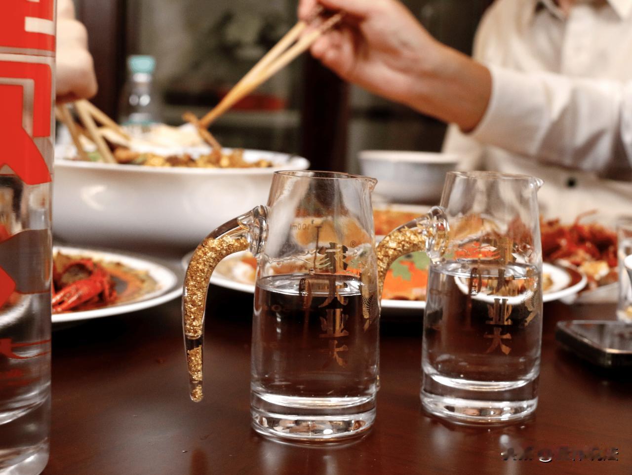 湖南郴州，男子中午赶白事喝了四两酒，下午和朋友一起吃饭又喝了一场，男子觉得还不尽