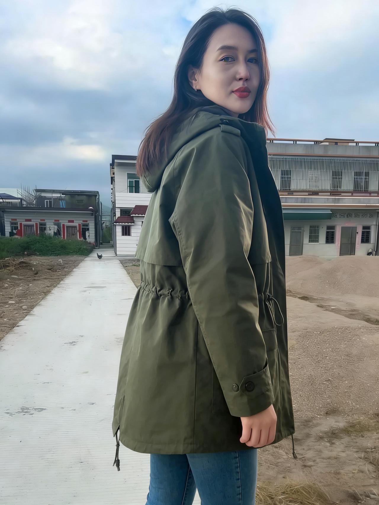 四野苍茫云气浮，绿衣斜立小桥头。
长风若解凌云志，吹送佳人上九州。