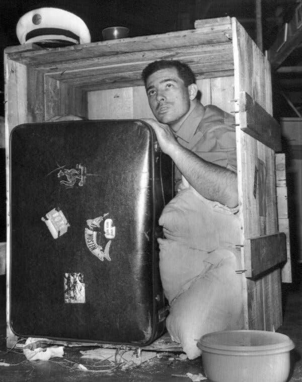 一次早期的航空偷渡 涨知识 1964年，一位名叫布赖恩·罗伯森（Brian Ro