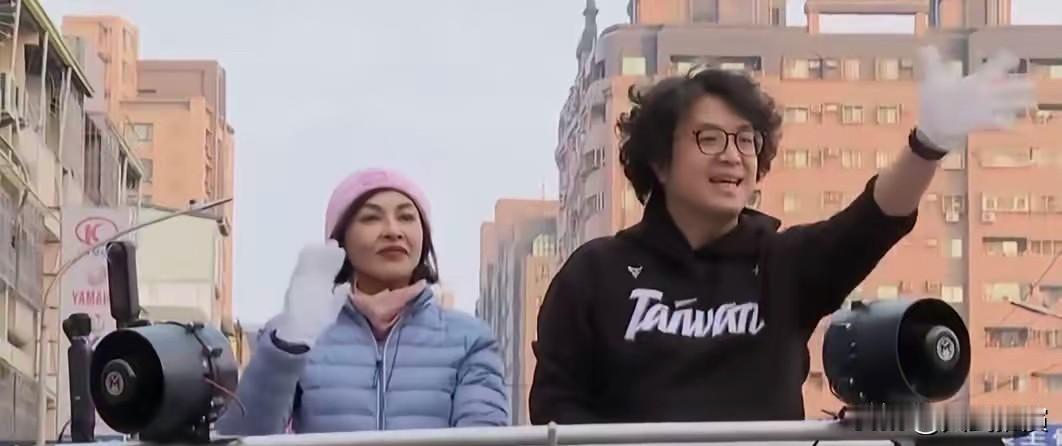 民进党立委沈伯洋，昨（10日）帮高雄市长参选人邱议莹街头拉票时叫嚣称，投给邱议莹