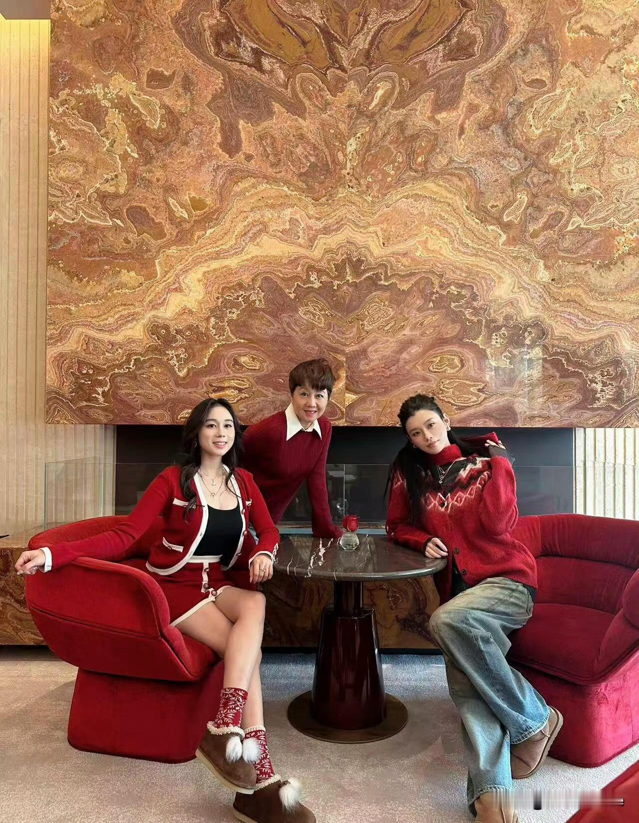 12月26日，奚梦瑶何超欣梁安琪一起过圣诞
看到有人说梁安琪站位姿势说明一切，言