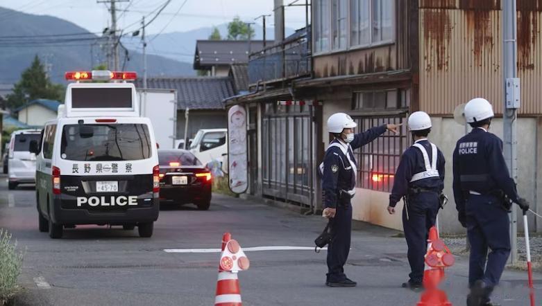 日本发生刺伤和枪击事件，包括两名警察在内的三人死亡。

警方称，周四在日本中部的