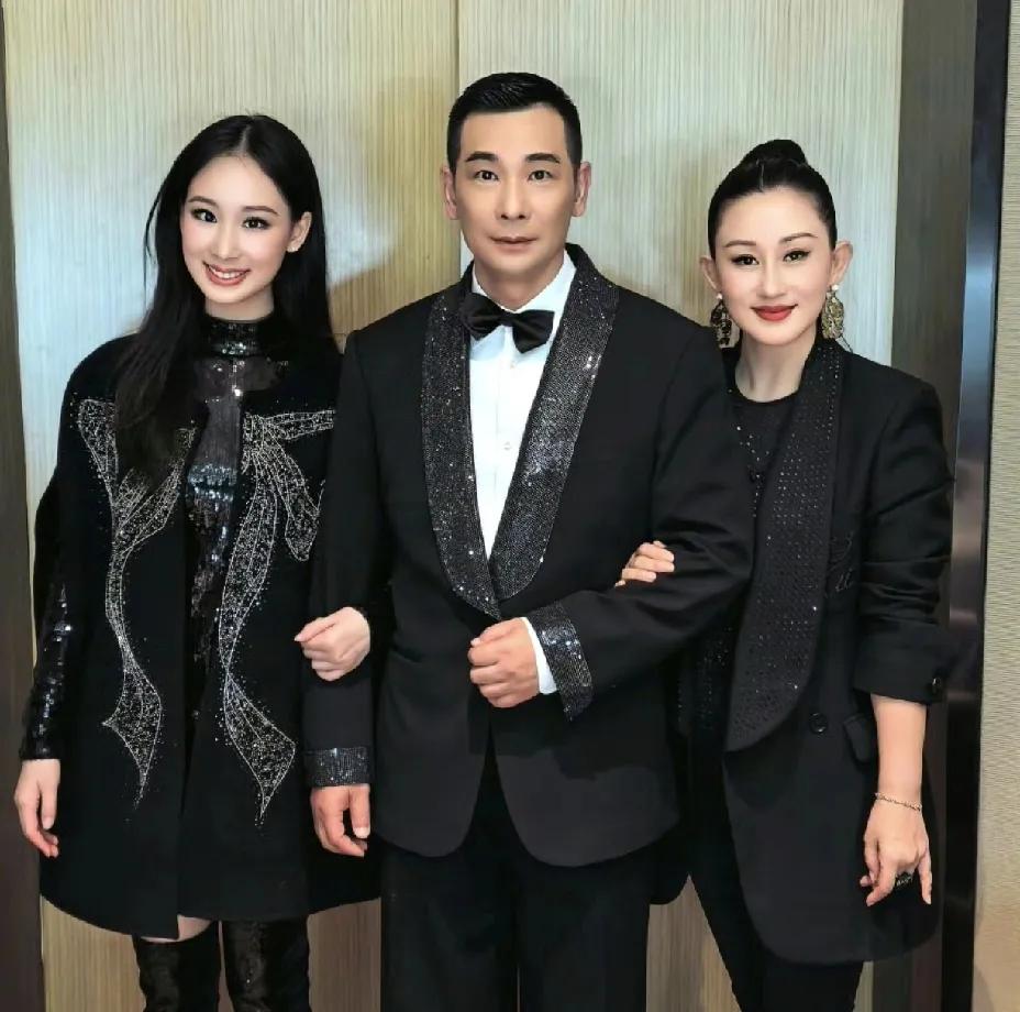 赵文卓大女儿，眼眶湿润了！

8月26日，赵文卓在社交平台发文分享家庭温馨时刻，