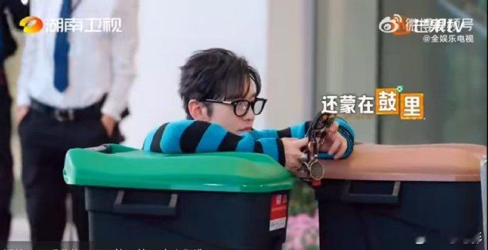 姜妍[超话]姜妍抽象派摄影师中餐厅救命！姜妍的拍照技术永远让人意想不到，黄晓明蹲