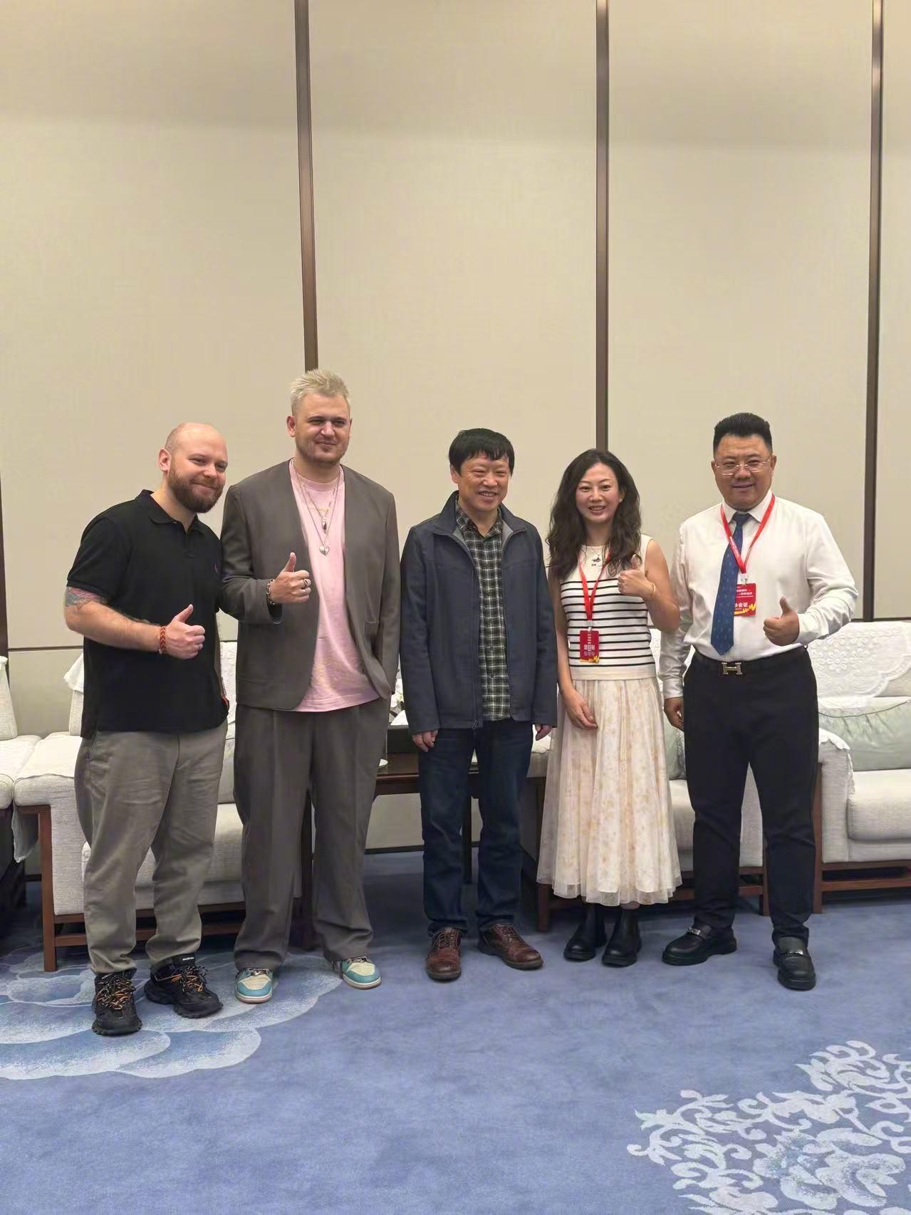 老胡来深圳参加一个跨境电商的大会。再次提醒投资者们，跨境电商目前仍是一个利润相对