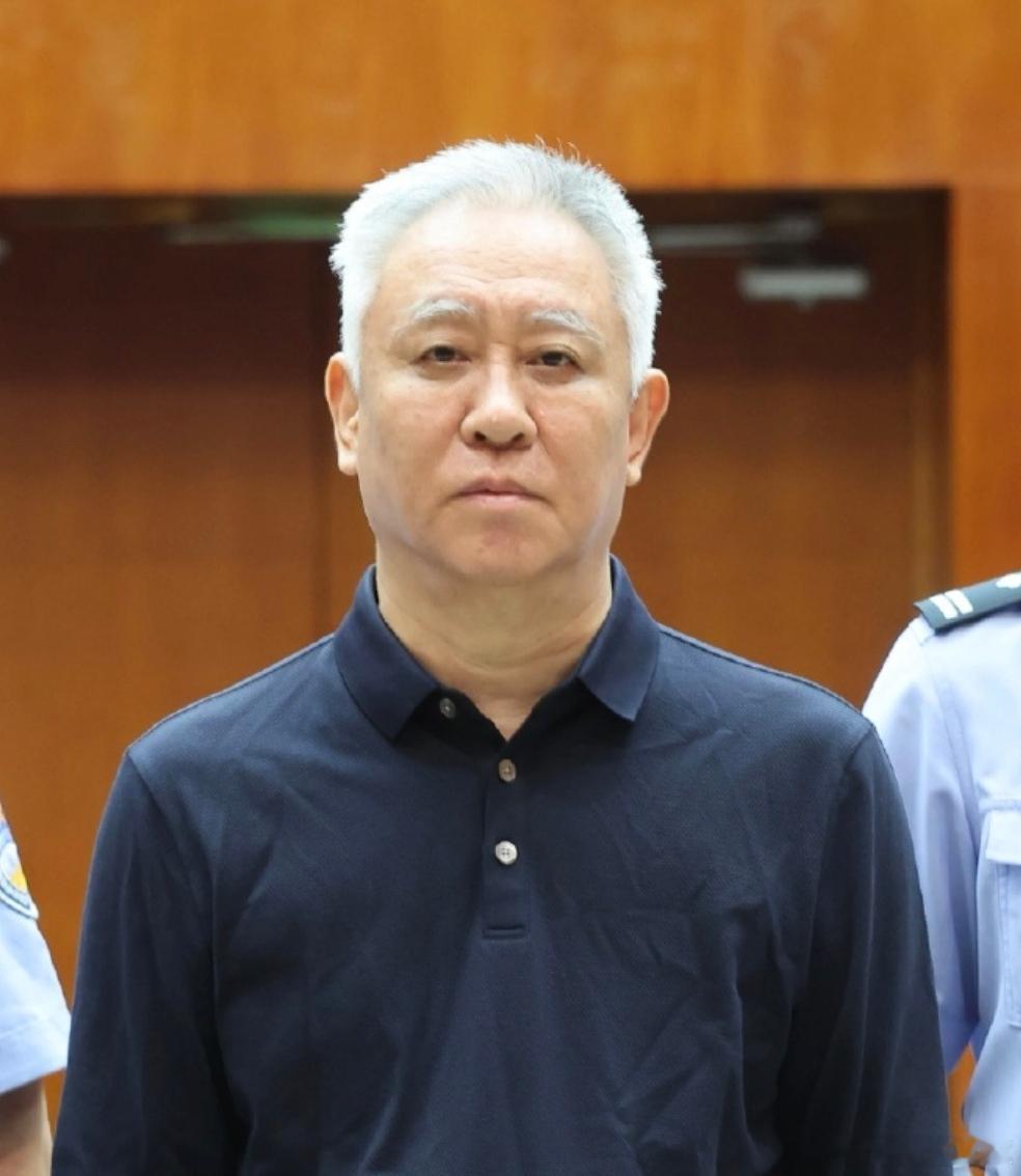 许家印满头白发 他只是满头白发而买恒大烂尾楼的呢？ 